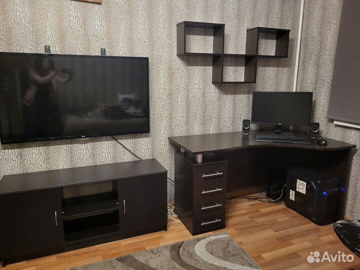 Компьютерный стол +полка + тумба под тв