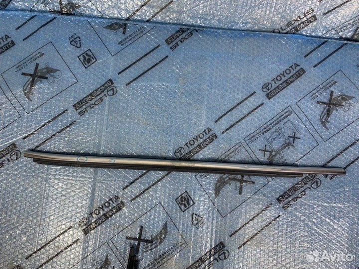 Накладка стекла задняя правая Toyota Camry 2017