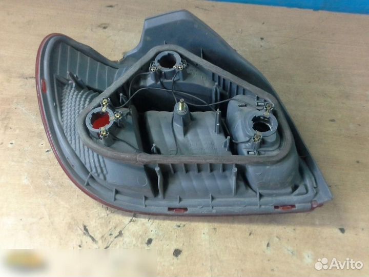 Фонарь задний правый Toyota Vitz 1999-2004