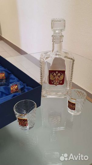 Штоф и рюмки с символикой Российской Федерации