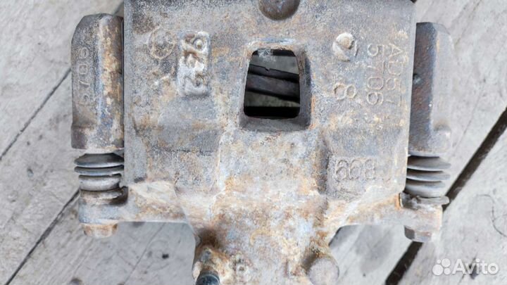 Суппорт передний правый Subaru legacy З поколение