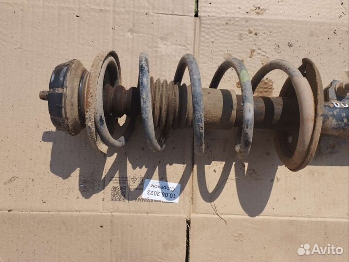 Стойка передняя правая в сборе Renault Duster 1