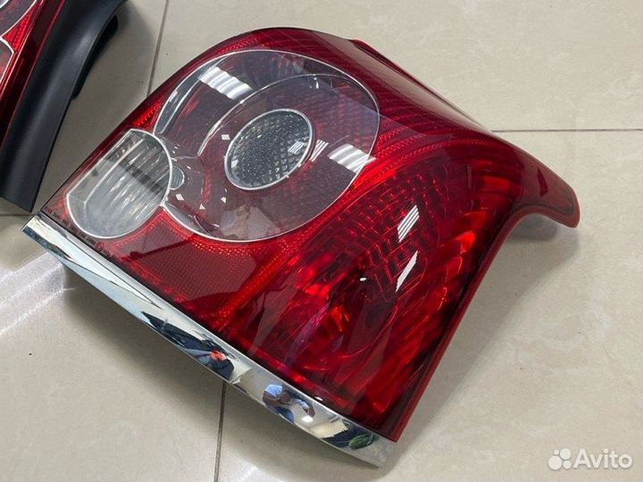 Задние фонари Toyota Avensis