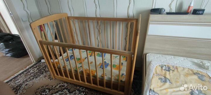 Детская кроватка с поперечным маятником