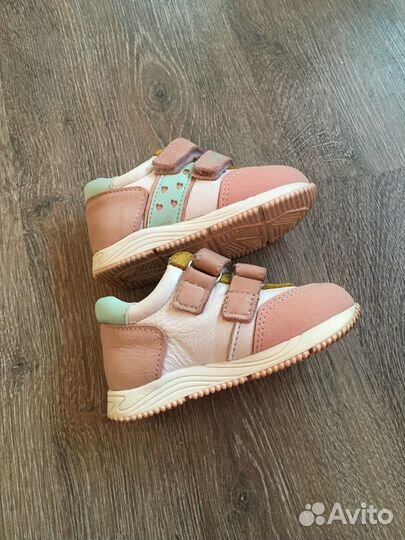 Кроссовки для девочки 20