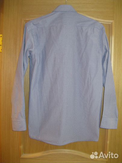 Рубашка голубая, на мальчика примерно 11-12 лет