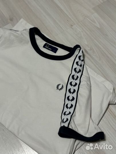 Футболка fred perry с лампасами