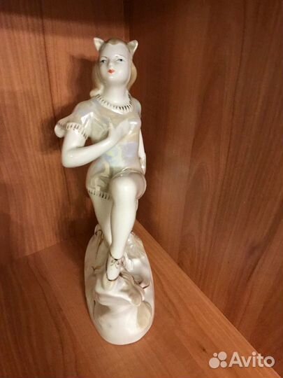 Фарфоровая статуэтка 