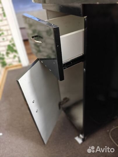 Маникюрный стол бу