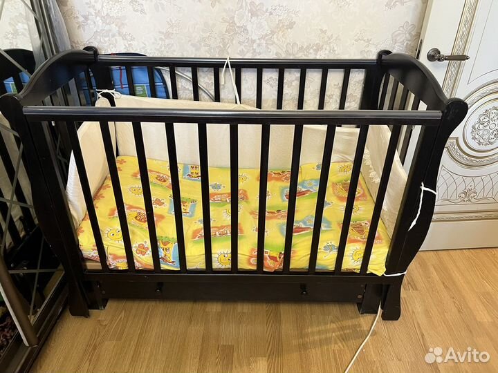 Детская кроватка с маятником