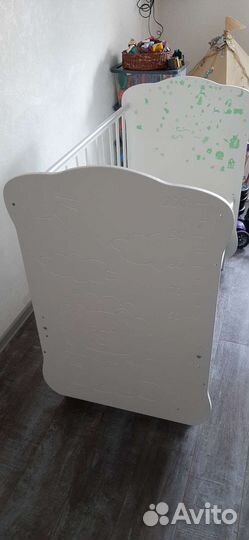 Детская кроватка с маятником