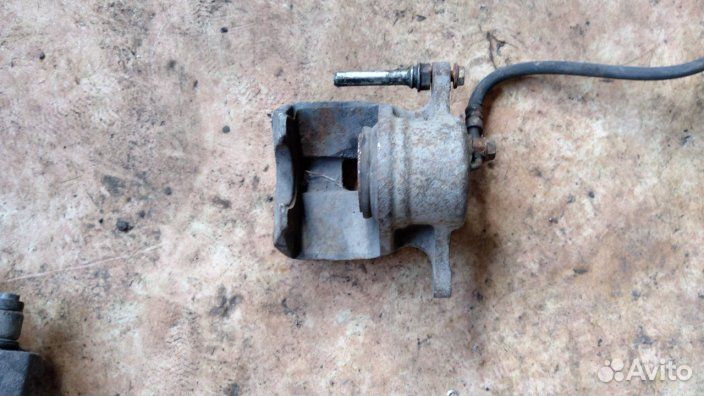 Суппорт тормозной Toyota mark 2 правый передний