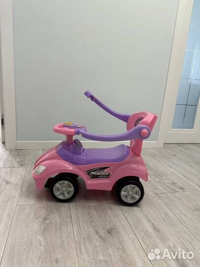 Машинка-каталка розовая с ручкой для родителя