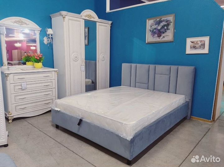 Кровать с мягким изголовьем