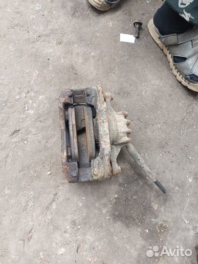 Передний правый суппорт Peugeot 308