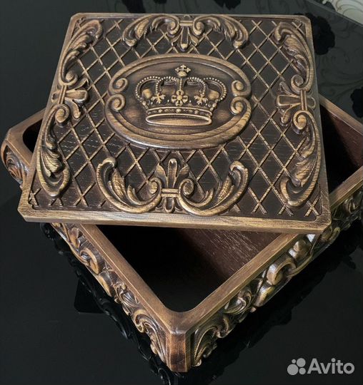 Резная шкатулка из дерева