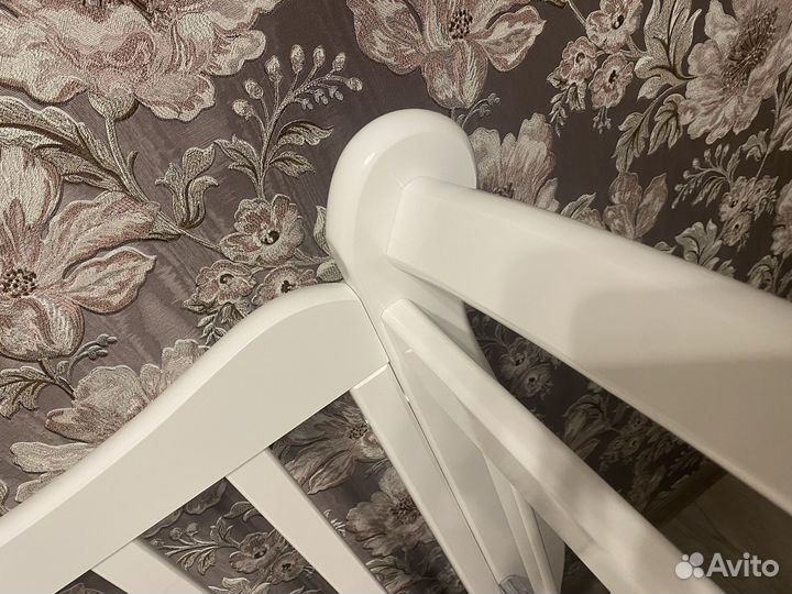 Детская кроватка с маятником