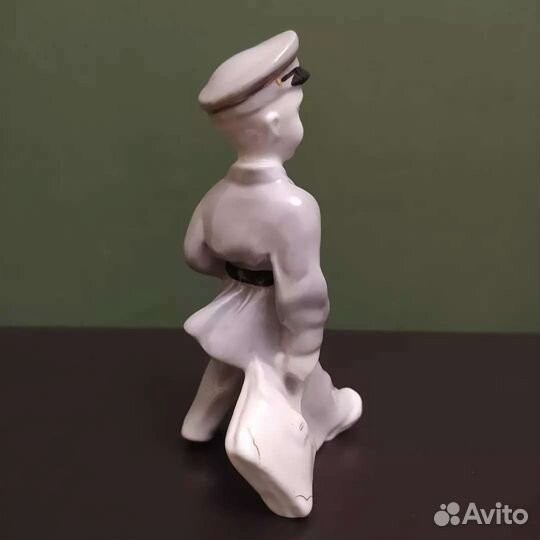 Фарфоровые статуэтки СССР, школьник, гимназист лфз