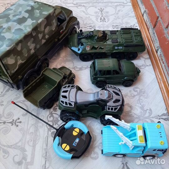 Игрушки машинки,роботы