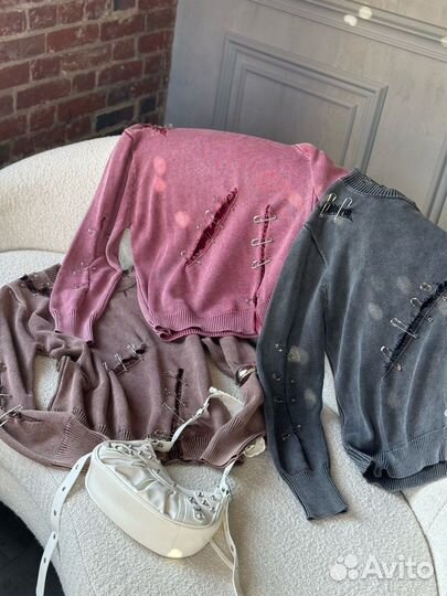 Свитер с булавками