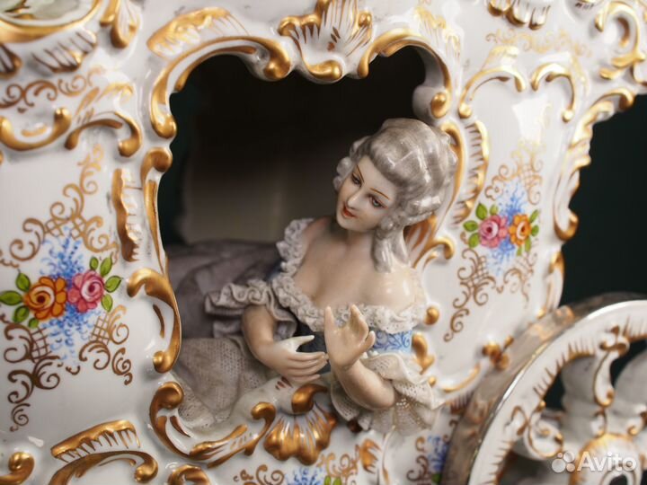 Большая фарфоровая карета. Италия