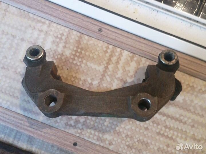 Скоба суппорта audi 80б4