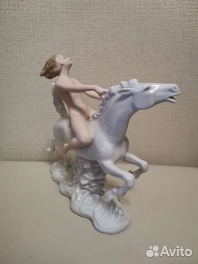 Статуэтка фарфор 