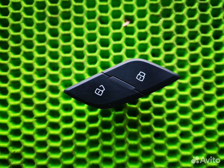 Кнопка центрального замка на Audi Q3 2012-2018