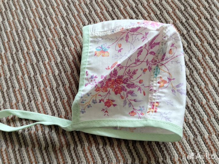 Чепчики, распашонки для новорожденных 1984г