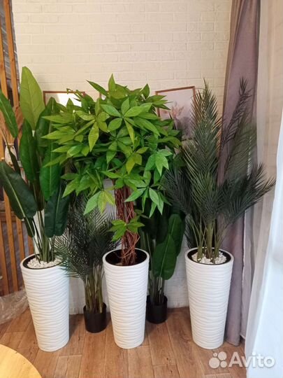 Искусственные растения в горшках