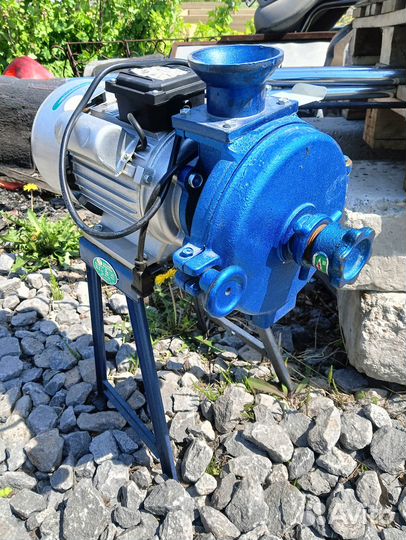 Мельница для зерна бытовая