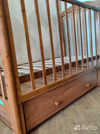 Детская кроватка с поперечным маятником