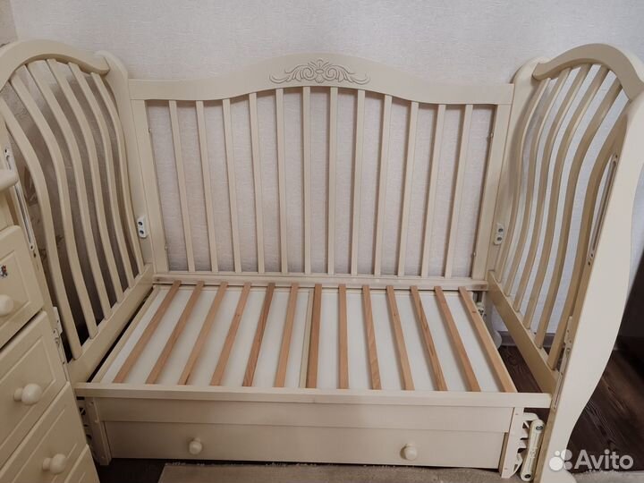 Детская кровать и пеленальный комод