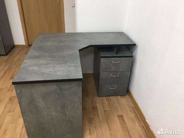 Стол офисный угловой с тумбой