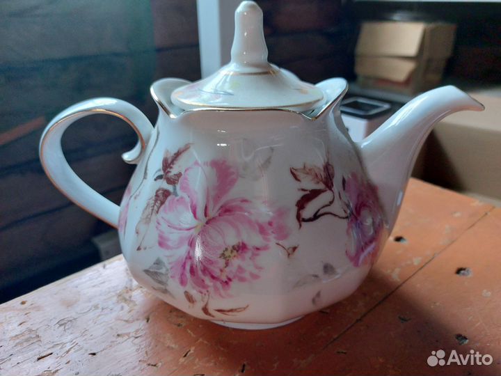 Фарфоровый чайник