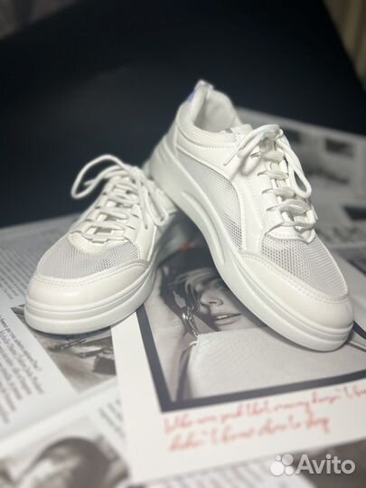 Кроссовки женские