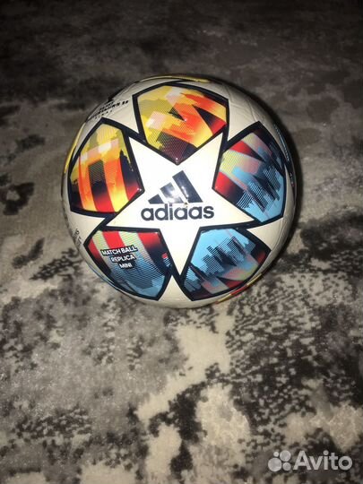 Футбольный мяч adidas