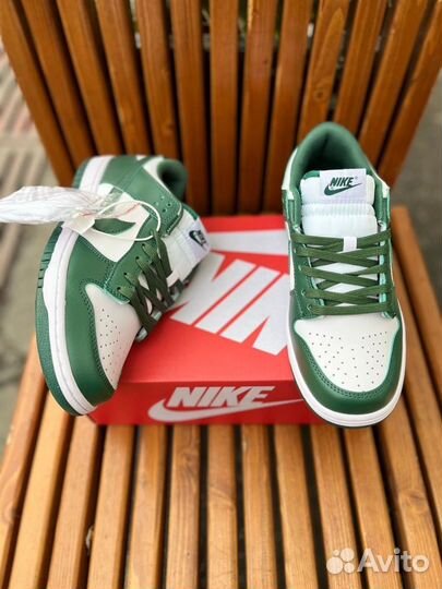 Кроссовки Nike SB Dunk Low Team Green Michigan