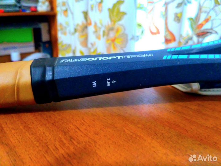 Теннисная ракетка