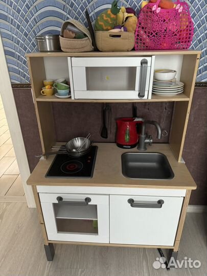 Детская кухня Икеа с посудой и продуктами