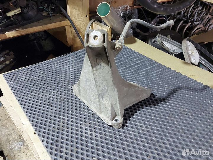 Кронштейн двигателя Volkswagen Passat b5