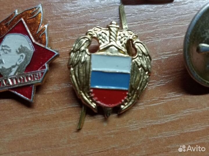 Значки и пугавицы