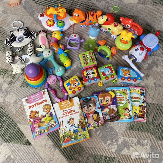 Игрушки и книжки для малышей до года
