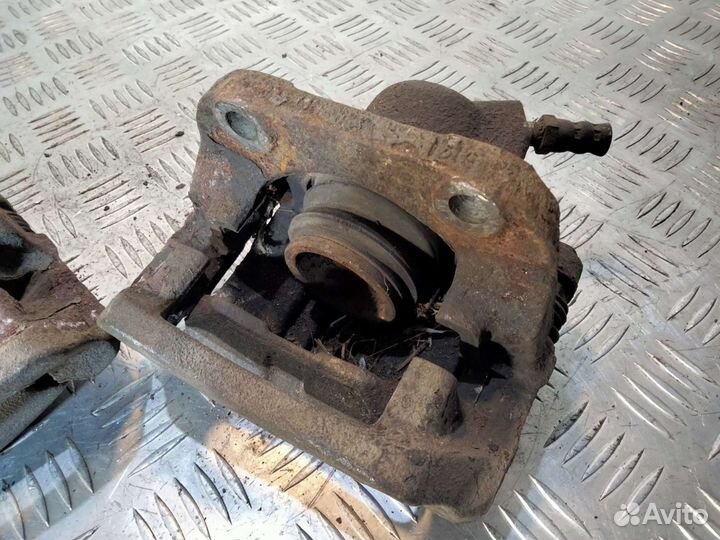 Передний суппорт Renault Sandero