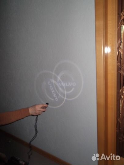 Лазерная подсветка в двери авто логотип- volvo