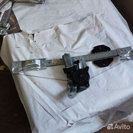 Стеклоподьемник передний правый Рено Сандеро 2 лог