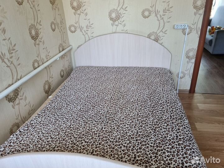 Кровать двухспальная с матрасом бу 140 200