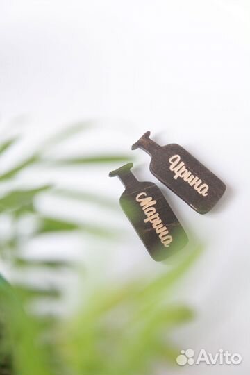 Бейджики из пластика и дерева