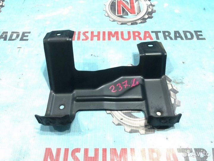 Крепление бампера переднее левое Mitsubishi Pajero