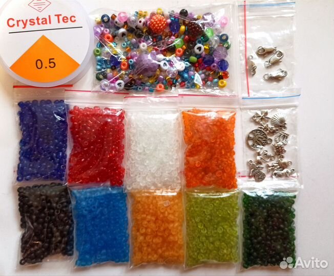 Набор крупного бисера, бусин и фурнитуры